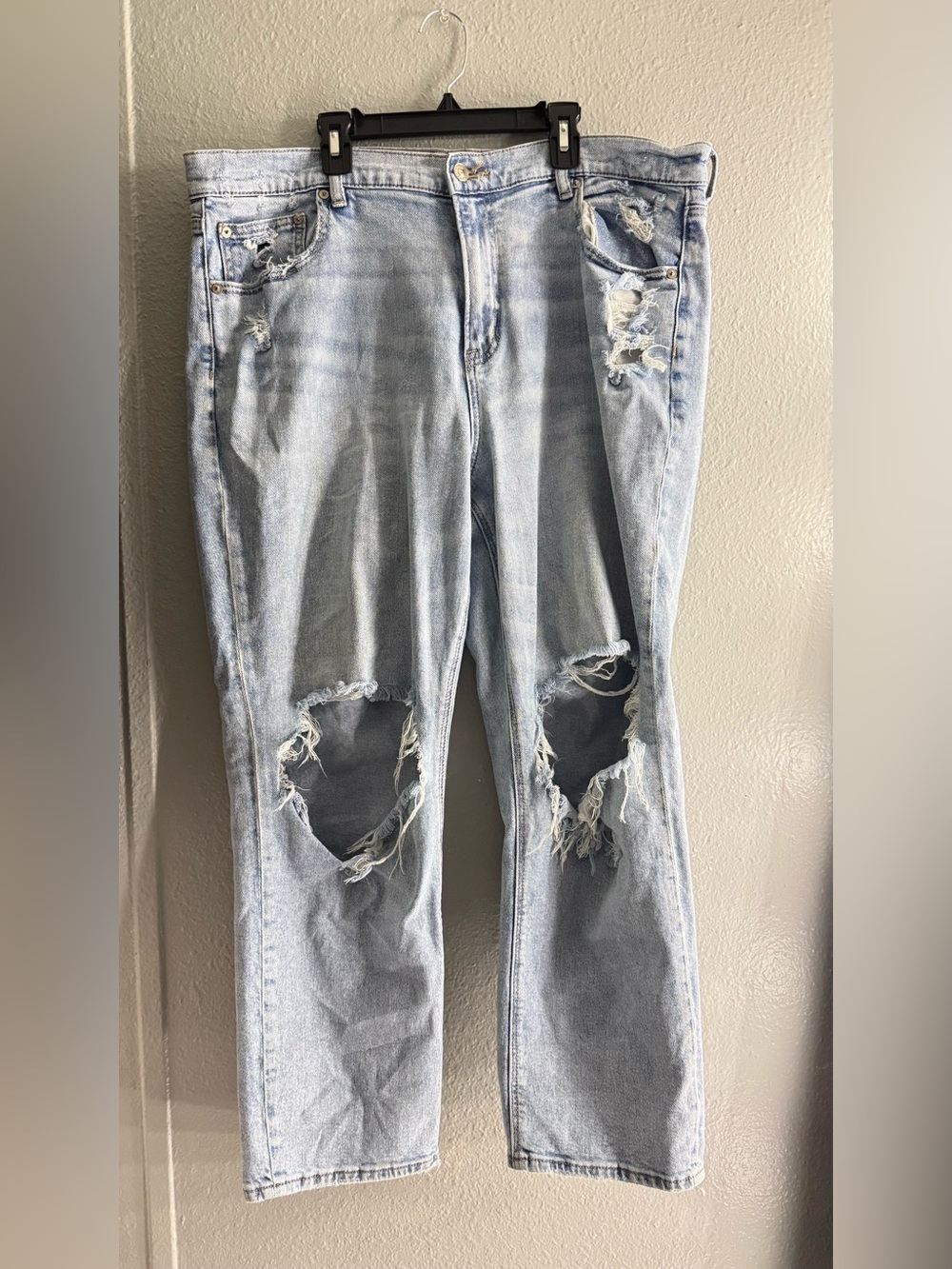 American Eagle Outfitters Light Blue Distressed Boyfriend Jeans